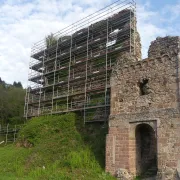 Visites de la fouille archéologique du château du Hugstein à Buhl et Guebwiller