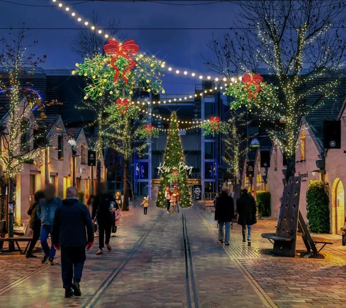 Un ciel orné de bouquets de gui lumineux pour Noël à Bercy Village