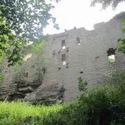 Sur les traces des châteaux du massif