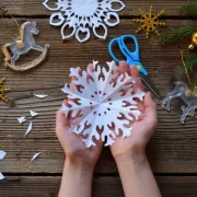 Atelier de Noël : Boules de Noël en papier découpé 2D (à partir de 8 ans)