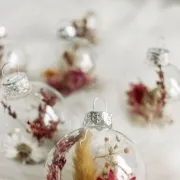 Atelier de Noël : Création de Boules de Noël en Fleurs Séchées avec Hanapoé