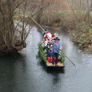 Arrivée du père Noël en barque et marché de Noël