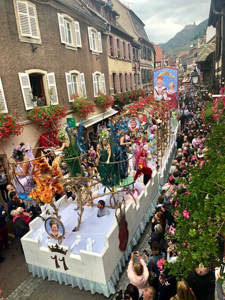 Le cortège avec ses chars attire la foule des grands jours à Ribeauvillé