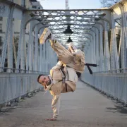 Bercy village anime l\'été parisien avec un spectacle de breakdance