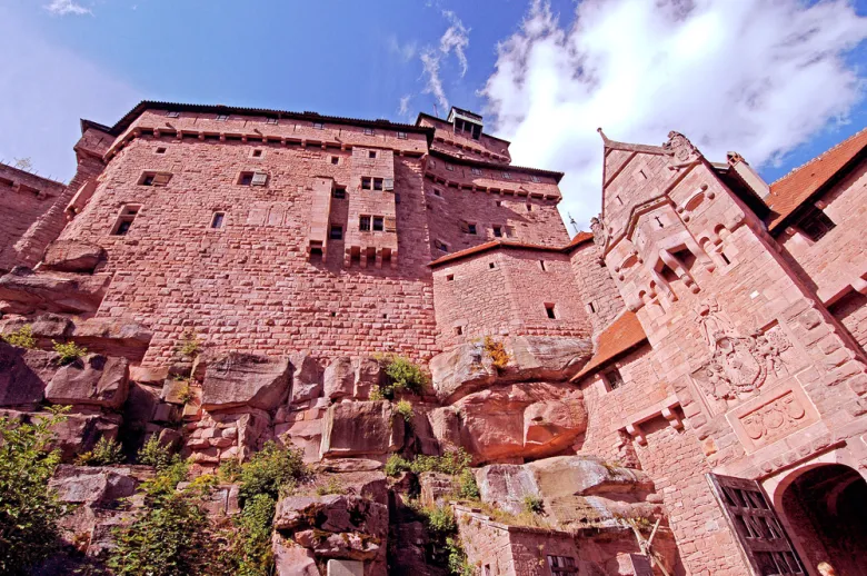 Vue en contre-plongée sur les habitations du château du Ht-Koenigsbourg