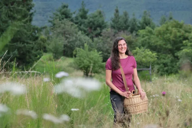 Caroline Guth, à la cueillette avec son panier