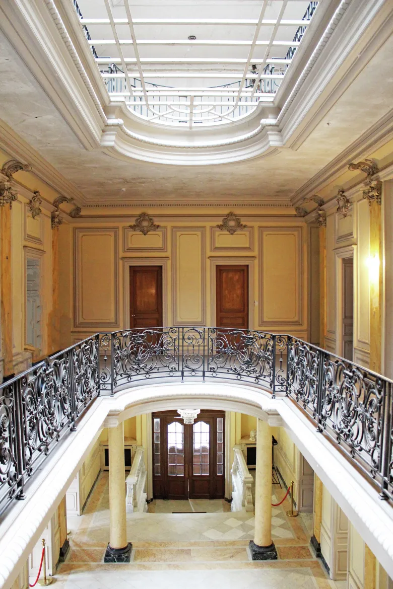 Le majestueux escalier du château