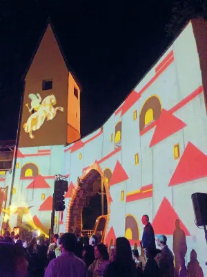 La tour illuminée par un mapping pour les 800 ans des remparts de Mulhouse