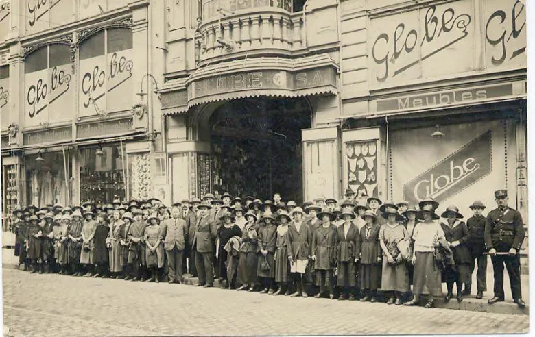 Les salariés devant l'entrée du magasin, en 1910