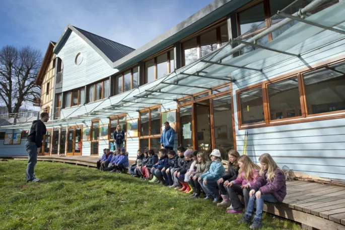 Architecture HQE moderne et traditionnelle pour la Maison de l'Eau et de la Rivière