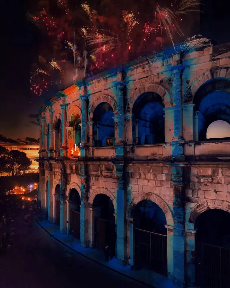 Feu d'artifice au dessus des Arènes de Nîmes