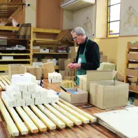 Michel est attelé à l'emballage des savons DR