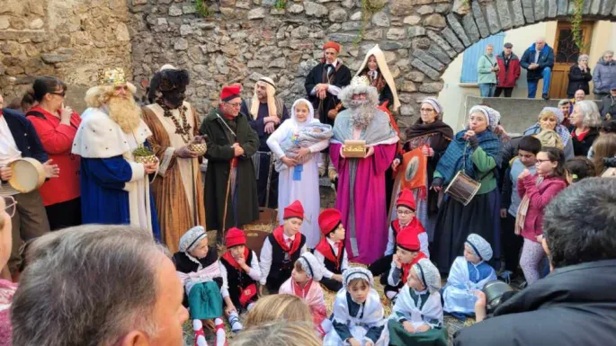 Arrivée Des Rois Mages à Cheval Et Crèche Vivante