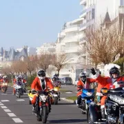 Arrivée en moto des pères et mères noël