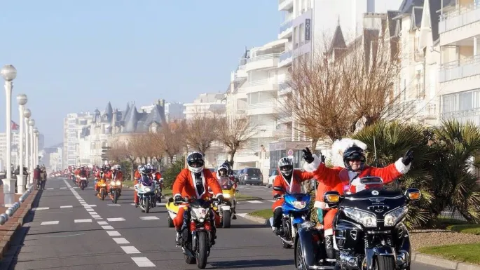 Arrivée en moto des pères et mères noël