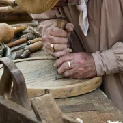 Atelier pour les enfants de sculpture sur bois