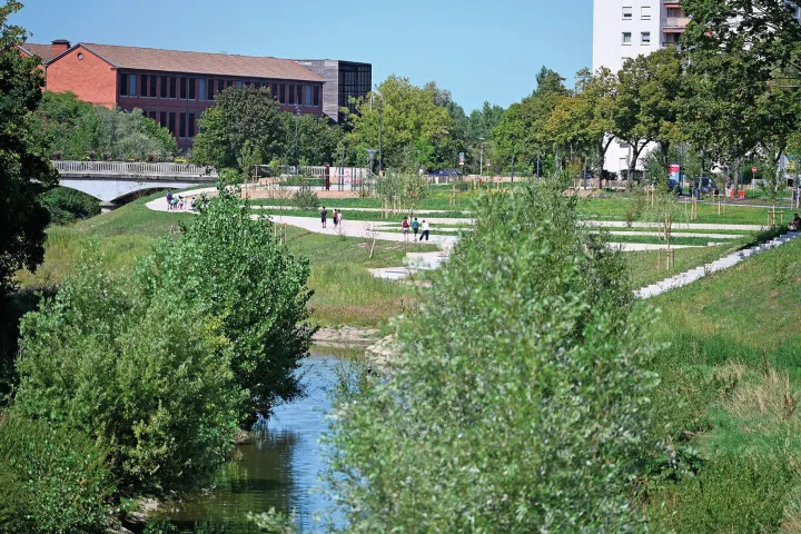 Au bord de l'Ill, le parc des terrasses du musée