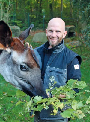 Benoît Quintard avec son animal fétiche, l'okapi