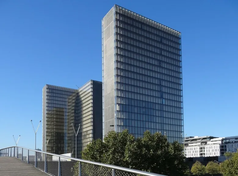 C'est un bâtiment en forme de livre ouvert qui abrite une partie de la Bibliothèque nationale de France