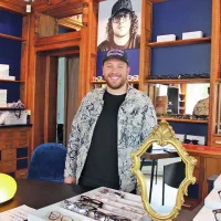 Victor, créateur de la marque Blang Eyewear, dans sa boutique DR