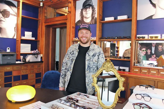 Victor, créateur de la marque Blang Eyewear, dans sa boutique