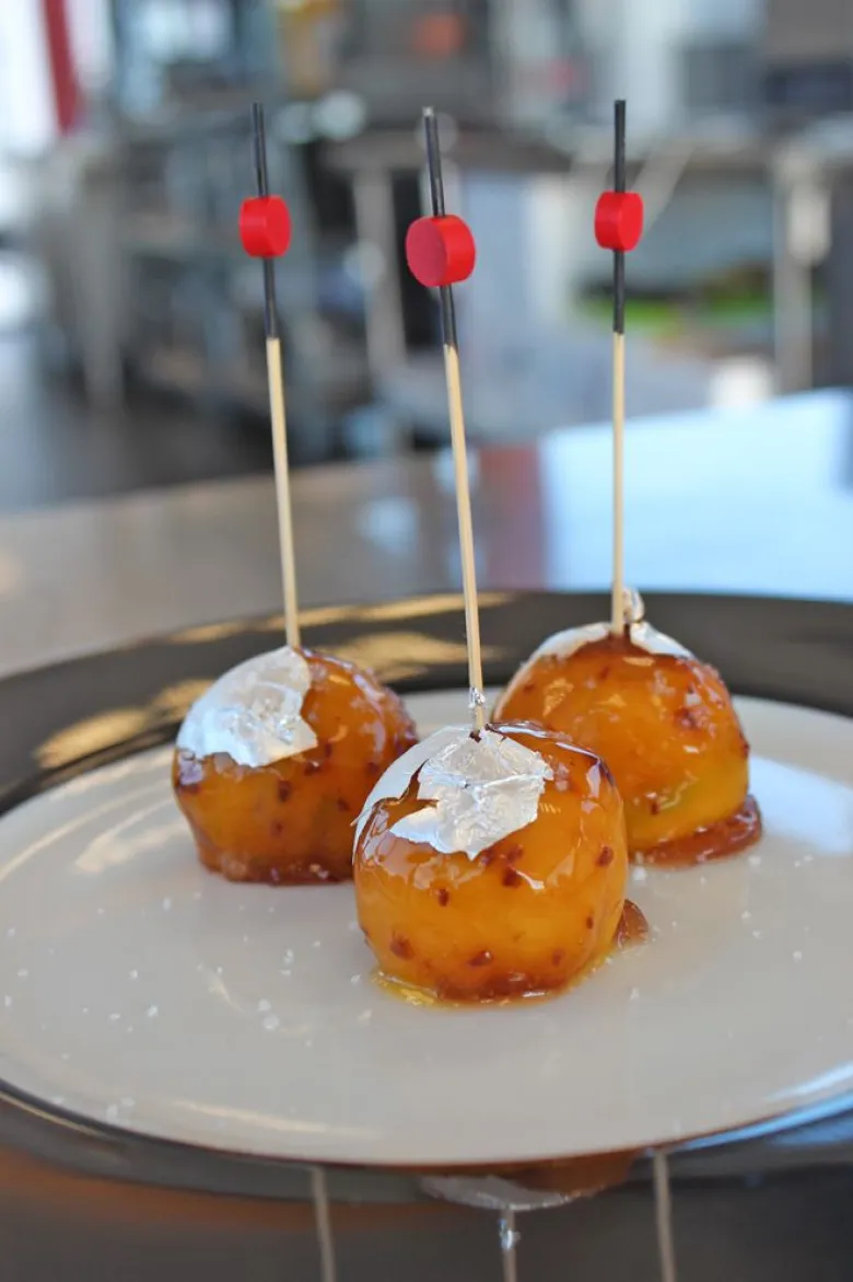 Décorez les bonbons de foie gras avec une feuille d'argent pour donner un côté plus festif