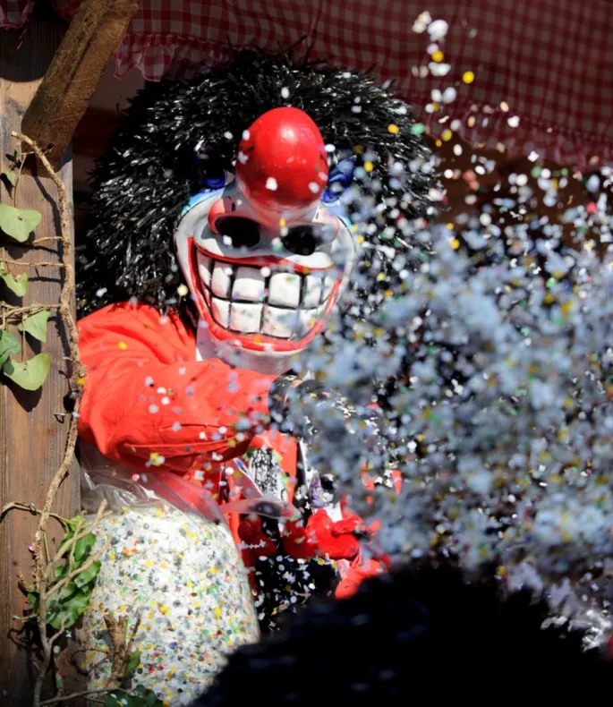 Défilé dans les rues de Village-Neuf pour Carnaval