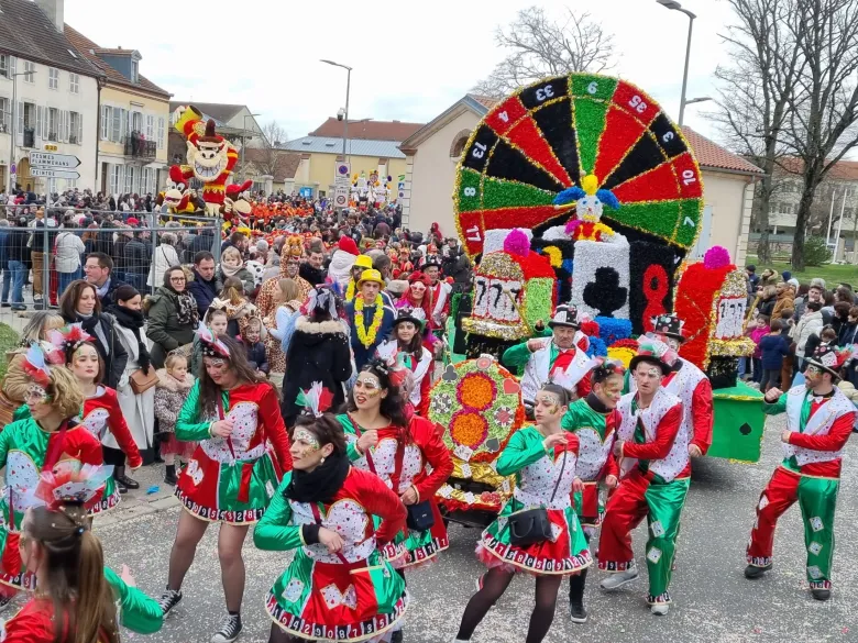 Les rues s'aiment à Auxonne à l'occasion du grand défilé de chars