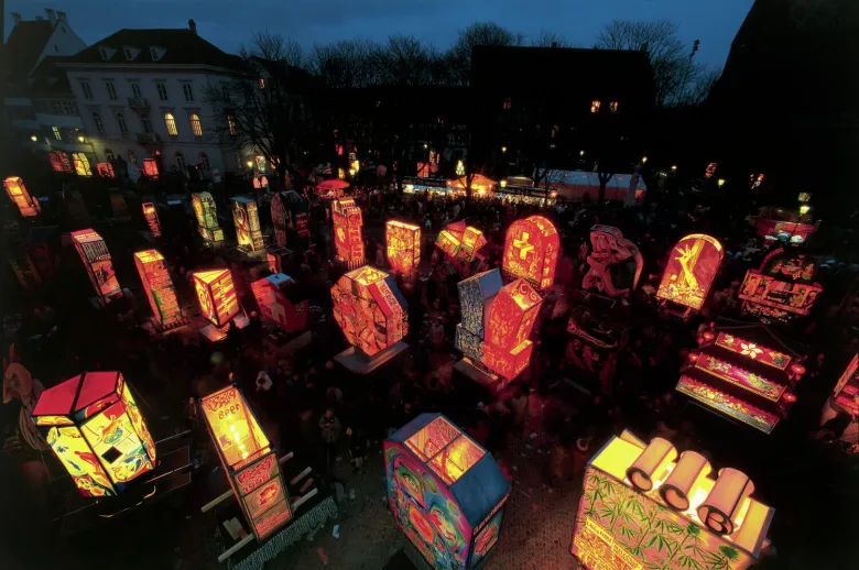 Les lanternes du Morgenstreich sont à admirer sur la Münsterplatz