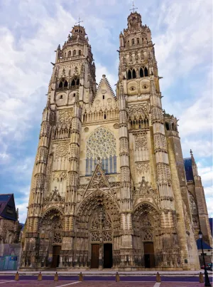 La Cathédrale de Tours domine la ville