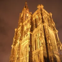 Le plus célèbre bâtiment religieux d'Alsace, la cathédrale de Strasbourg, est aussi un des symboles de la ville &copy; JDS