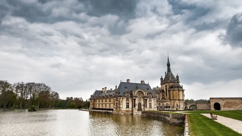 L'eau entoure le Château de Chantilly