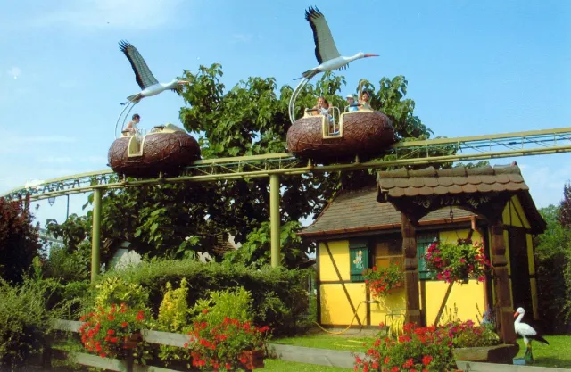 Le monorail surélevé offre la vision d\'une cigogne sur tout le parc Cigoland en Alsace