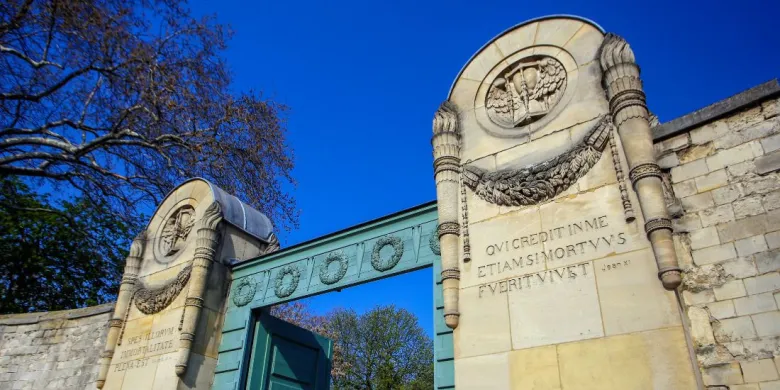 L'entrée du cimetière du Père Lachaise à Paris