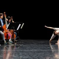 Les danseurs sont accompagnés par des musiciens sur scène &copy; Delphine Perrin