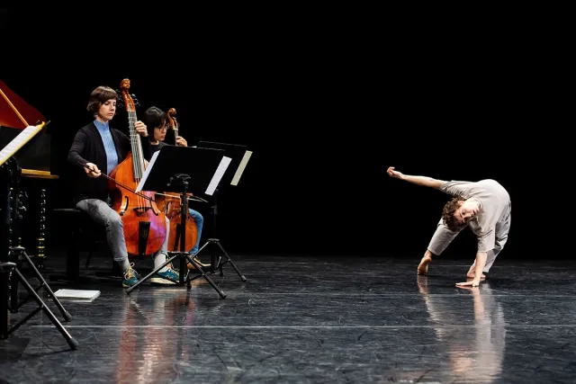 Les danseurs sont accompagnés par des musiciens sur scène