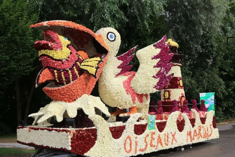 Le cortège du Corso Fleuri et ses chars décorés 