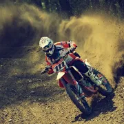 Course de moto sur prairie