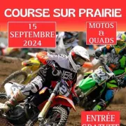 Course de moto sur prairie