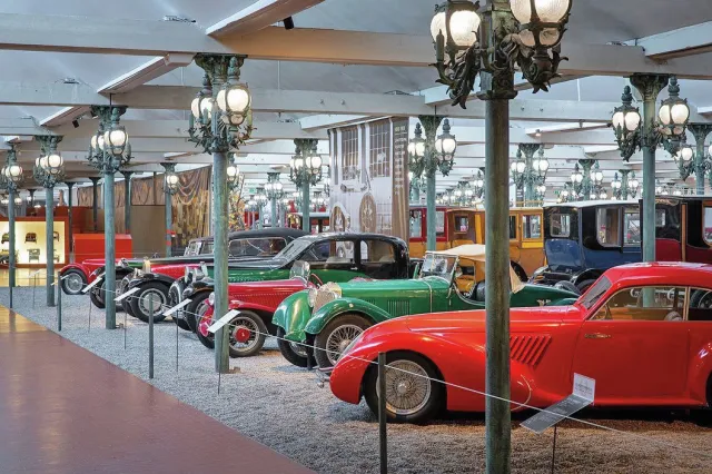 L\'intérieur du Musée de l\'Auto avec ses véhicules de collection