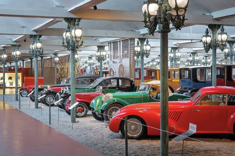 L'intérieur du Musée de l'Auto avec ses véhicules de collection