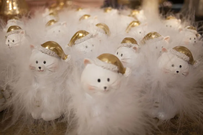 Les figurines de Noël ludiques apportent charme et joie à votre décoration.