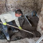 Découverte des étapes de finitions du sol en terre crue sur le chantier de la Maison de la rénovation