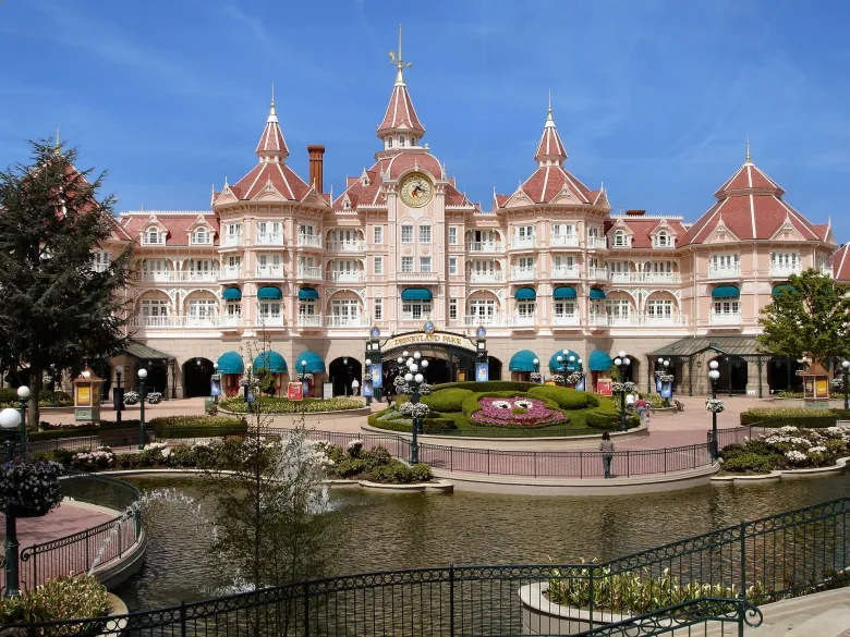 Disney Hôtel, à l'entrée de Disneyland Paris