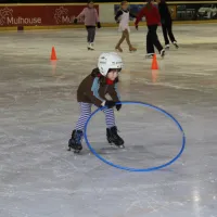 A l'école de glace à Mulhouse, les débutants apprennent à patiner, au travers d'exercices ludiques &copy; Sandrine Bavard