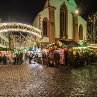 L'entrée du marché de Noël de Freiburg em Brisgau, au croisement de la Rathausplatz et de la Franziskanerstrasse &copy; FWTM / Spiegelhalter