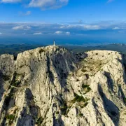 Et si la montagne Sainte victoire était née en 1657 à l'occasion de la construction de son prieuré ?