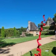 Exposition « De la pierre émerge l’acier » d’Ariel Elizondo aux jardins du manoir d'Eyrignac