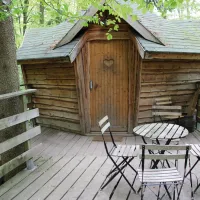 Une cabane dans les arbres à la Ferme Aventure &copy; Sandrine Bavard