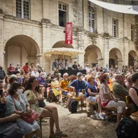 L'ambiance de la Cour du Cloître Saint-Louis.  &copy; Christophe Raynaud de Lage